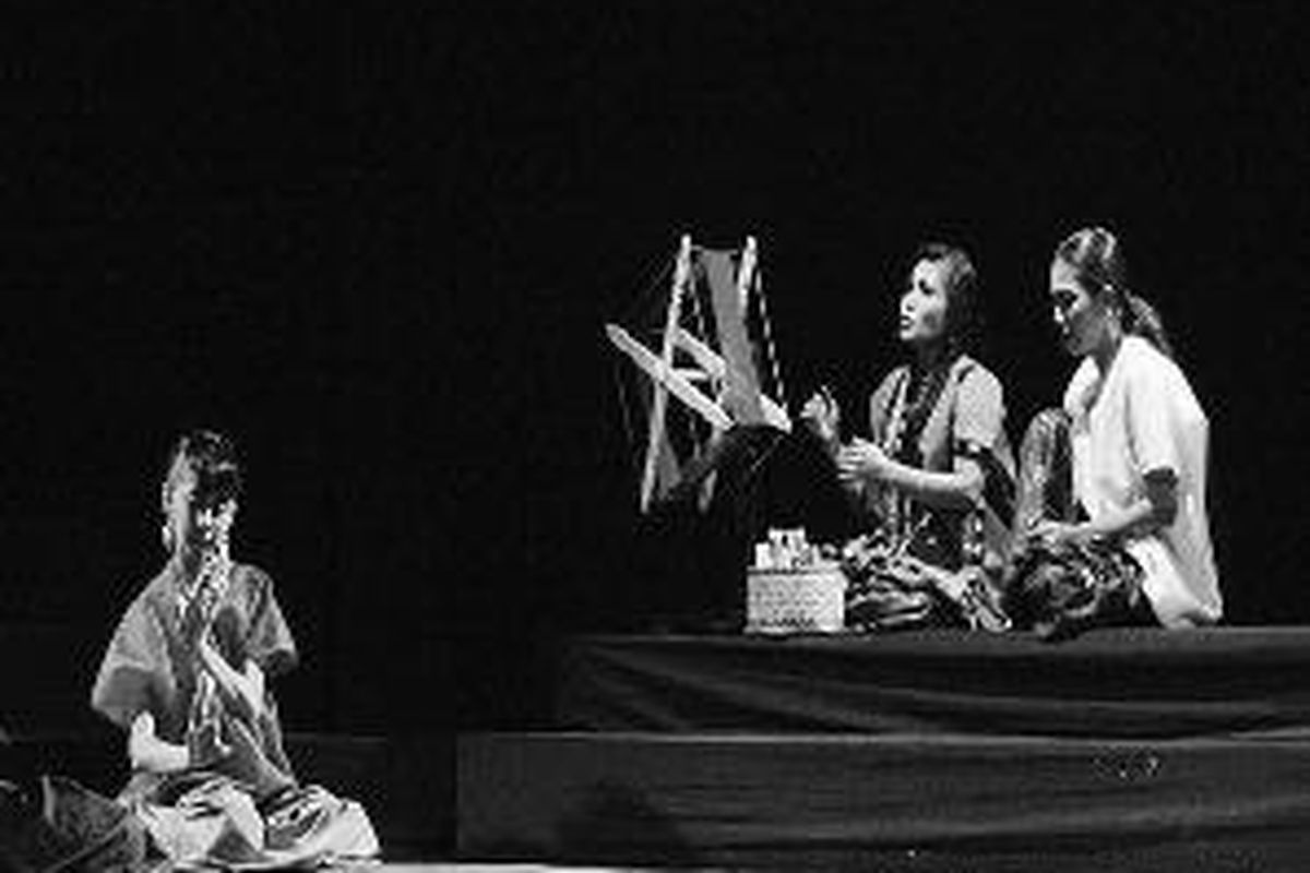 Drama klasik Bugis, We Sangiang I Mangkawani, yang mengisahkan roman, dipentaskan di Gedung Kesenian Societet de Harmonie, Makassar, Sulawesi Selatan, Kamis (27/11). Drama klasik itu merupakan adaptasi sastra lisan klasik Bugis yang berjudul Tolo pessena La Fadomai, yang mengisahkan percintaan We Sangiang I Mangkawani dengan La Fadomai.  