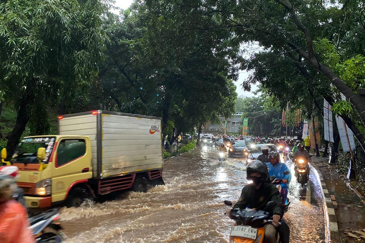 Banjir setinggi trotoar rendam jalan di putaran Tugu Depok, Rabu (17/4/2024).
