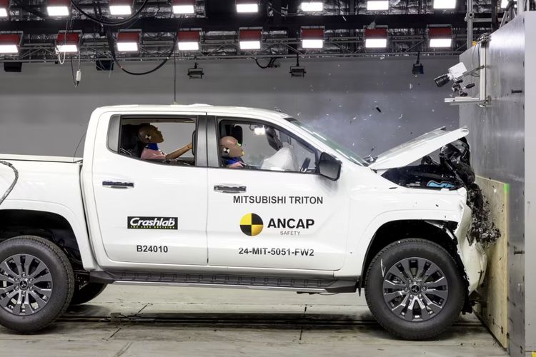 Mitsubishi Triton meraih bintang lima pada tes tabrak yang dilakukan oleh ANCAP