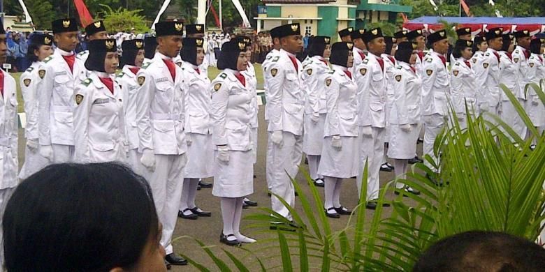 Tampak salah satu peserta Paskibraka ke empat dari kiri harus kehilangan satu sepatu kirinya saat upacara HUT Kemerdekaan RI ke-71 yang berlangsung di halaman kantor Walikota Bima, Rabu (17/8/2016).  Sepatu salah satu pelajar SMA di Kota Bima itu terlepas saat pembentukan formasi barisan ketika hendak bergerak menuju isnpektur upacara usai mengibarkan bendera merah putih.