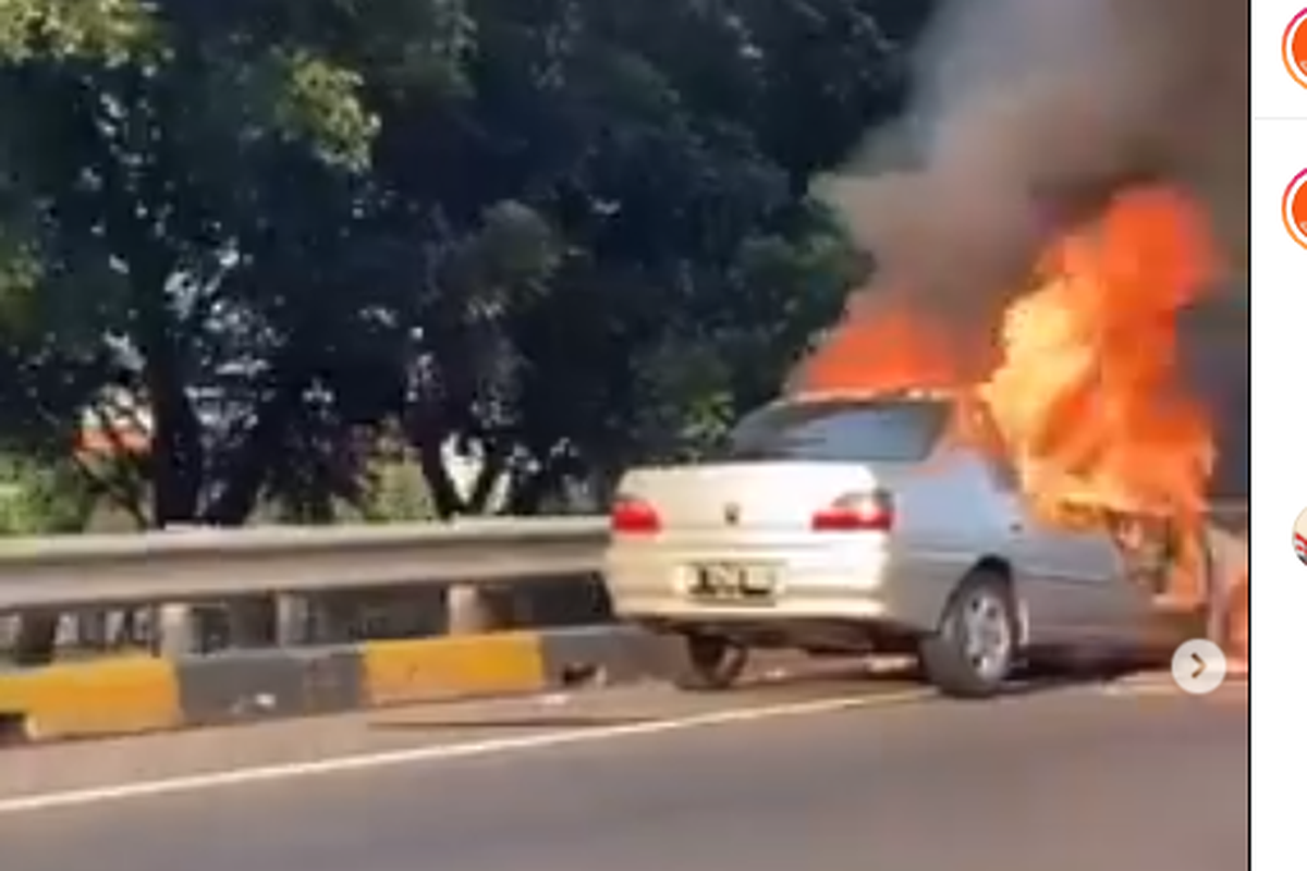 Tangkapan layar video sebuah sedan terbakar di Tol JORR, Minggu (10/10/2021).