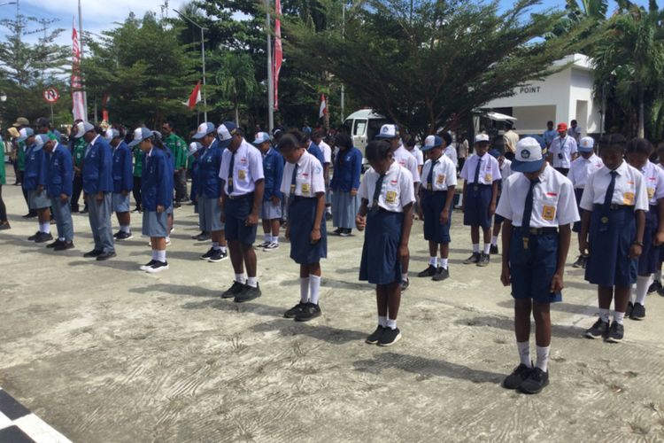 Para Siswa SMA Papua Kasih, mengenakan jaket almamater biru bersama siswa SMP di Kota Jayapura, saat mengikuti upacara memperingati HUT ke-78 Indonesia di PLBN Skouw, Kampung Mosso, Distrik Muara Tami, Kota Jayapura, Papua, Kamis (17/8/2023).