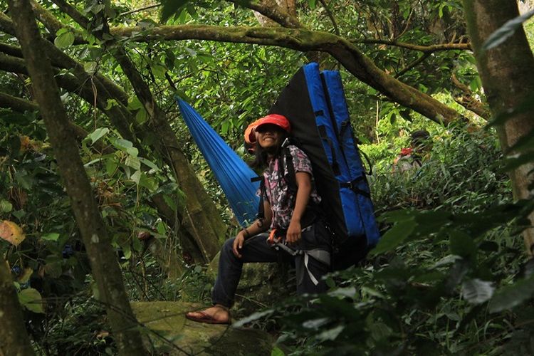 Anggota organisasi Mahasiswa Pencinta Alam Universitas Indonesia (Mapala UI) membawa crash pad untuk pelindung kegiatan pemanjatan di Gunung Bongkok, Desa Sukamulya, Kecamatan Tegal Waru, Kabupaten Purwakarta, Jawa Barat, Minggu (14/4/2019). Gunung Bongkok merupakan salah satu titik wisata panjat tebing di Jawa Barat. 