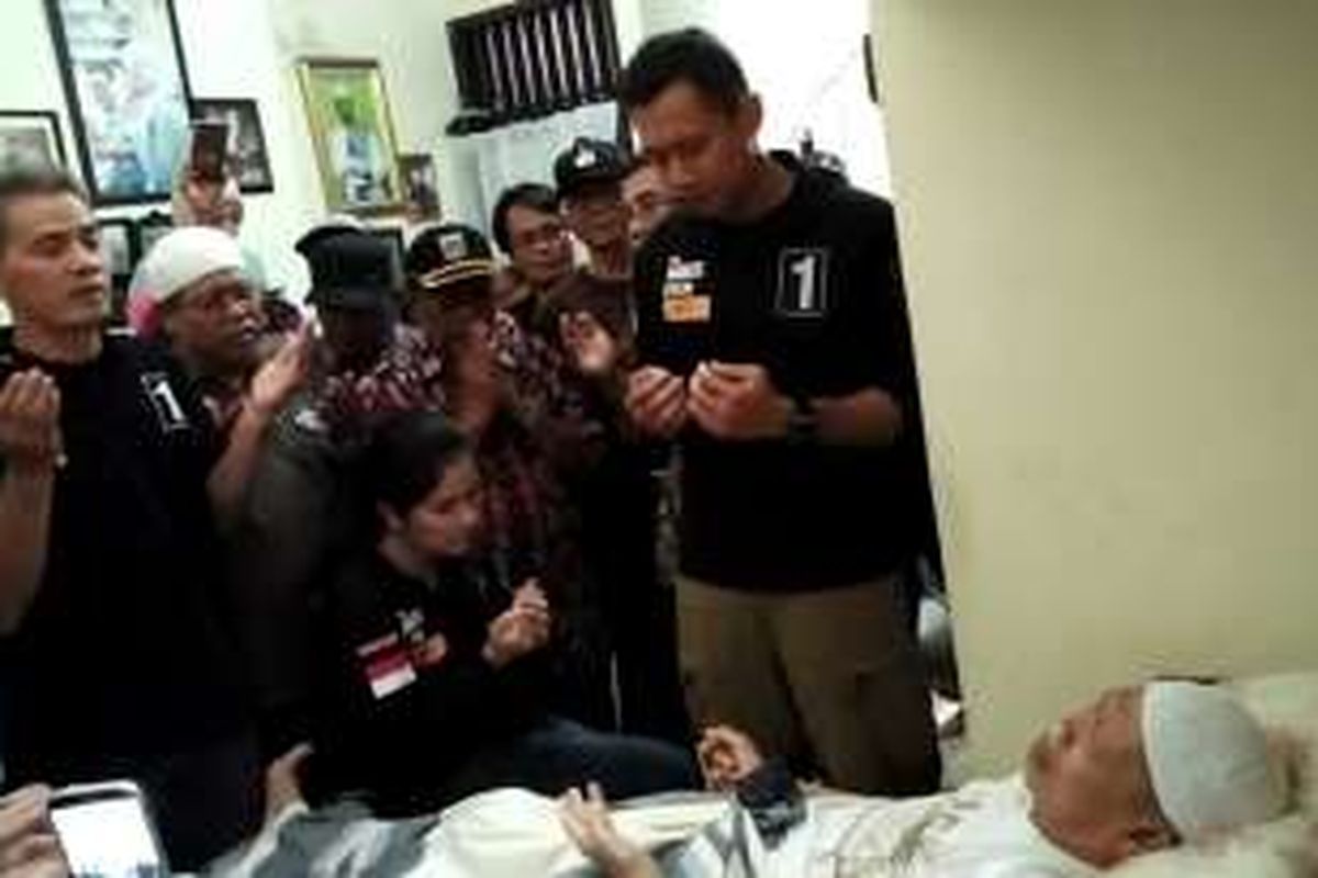 Calon gubernur DKI Jakarta Agus Harimurti Yudhoyono didoakan tokoh masyarakat yang tengah sakit saat mengunjungi permukiman warga di Kelurahan Cipinang Muara, Jatinegara, Jakarta Timur, Sabtu (24/12/2016).