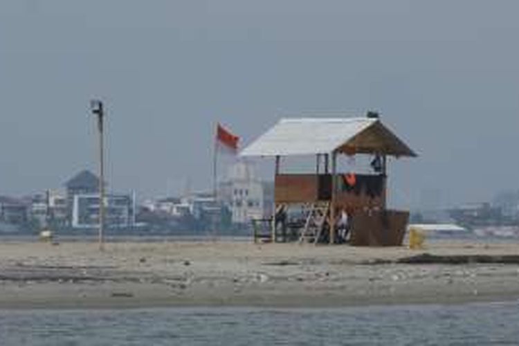 Kondisi reklamasi Pulau G di pesisir utara Jakarta, Rabu (13/7/2016). Tidak nampak ada pengerjaan di pulau tersebut setelah Menko Maritim dan Sumber Daya Rizal Ramli memutuskan untuk menghentikan jalannya reklamasi karena banyak pelanggaran dan mengganggu lalu lintas kapal.