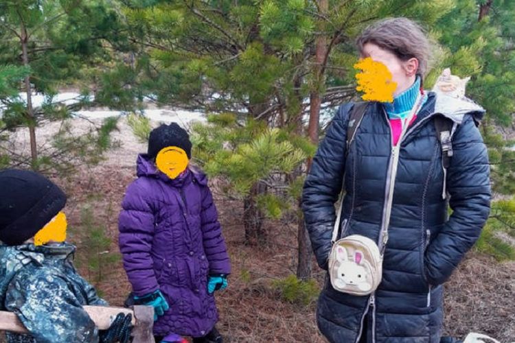 Ibu bersama dengan dua dari tiga anaknya. Keluarga di Rusia tersebut memutuskan kabur ke hutan demi menghindari virus corona.
