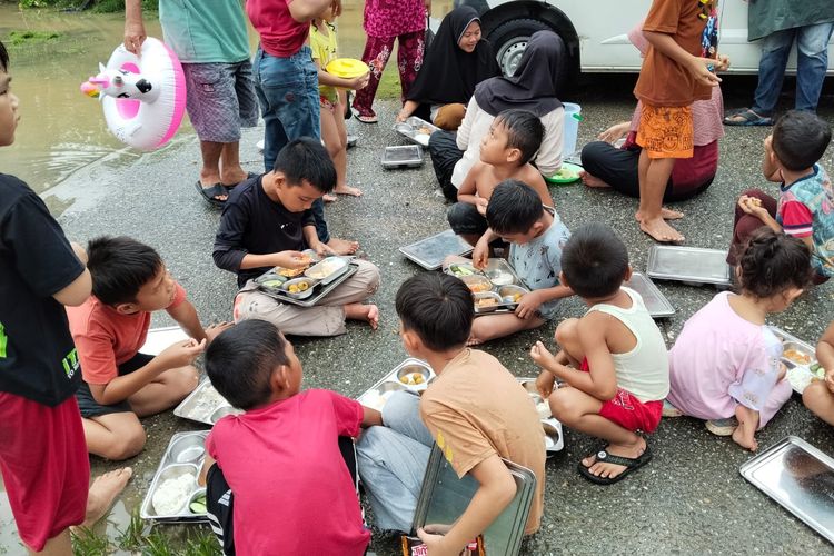 Anak-anak korban banjir di Aceh tampak menyantap paket Makanan Bergizi Gratis (MBG) dari BGN, Sabtu (29/11/2025). 