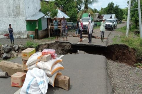 Jembatan Putus Diterjang Banjir, Warga 4 Desa di Bima Terisolasi