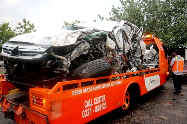 Kondisi kendaraan yang ditumpangi keluarga Vanessa Angel, saat dievakuasi petugas jalan tol ke Kantor Satlantas Polres Jombang, Kamis (4/11/2021).