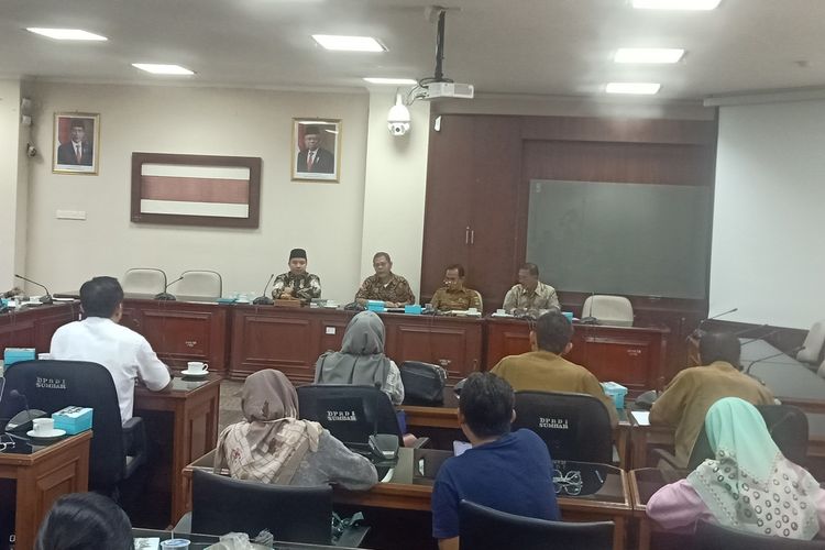 DPRD Sumbar memanggil Pertamina untuk hearing soal kelangkaan solar di Sumbar, Senin (18/11/2019)