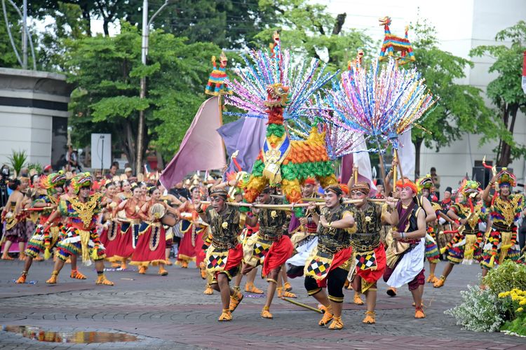 Nampak pawai budaya Dugderan yang dilakukan untuk menyambut datangnya bulan Ramadhan di Kota Semarang, Jawa Tengah