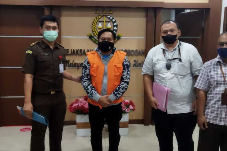 Eks Kepala Desa Ringinharjo, Kecamatan Gubug, Kabupaten Grobogan, Jawa Tengah M Bachtiar Rifai (49) saat diperiksa di Kejaksaan Negeri Grobogan beberapa hari lalu.