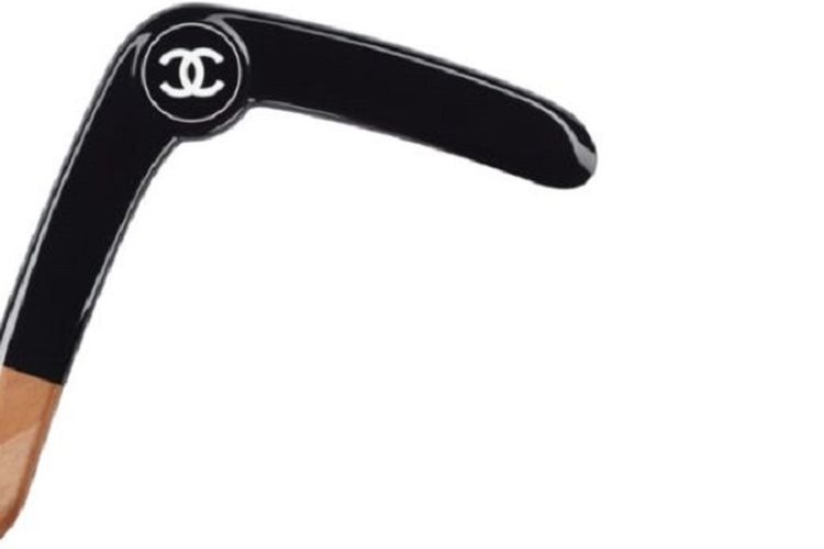 Bumerang buatan rumah mode Perancis, Chanel, senilai hampir Rp 20 juta. 
