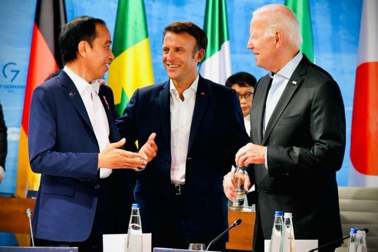 Presiden Joko Widodo, Presiden AS Joe Biden dan Presiden Prancis Emmanuel Macron berbincang di ruang pertemuan KTT G7 di Schloss Elmau, Jerman, Senin (27/6/2022).