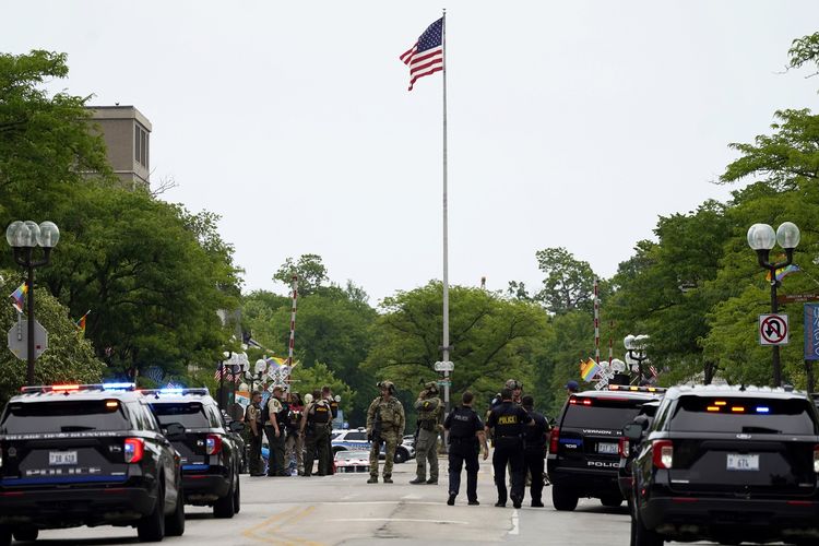 Aparat keamanan melakukan pencarian pelaku penembakan massal di Chicago, tepatnya di Highland Park, saat parade hari kemerdekaan Amerika Serikat atau Fourth of July Parade pada Senin (4/7/2022).