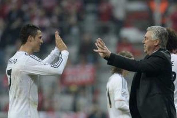 Pemain Real Madrid Cristiano Ronaldo merayakan kemenangan bersama pelatih Madrid Carlo Ancelotti usai mengalahkan Bayern Muenchen pada leg kedua semifinal Liga Champions, di Allianz Arena, Selasa, 29 April 2014. Madrid melaju ke final Liga Champions, setelah menang 4-0 (agregat 5-0) atas Bayern Muenchen. 