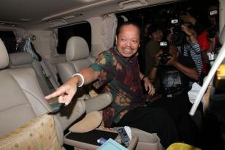 Politisi Partai Demokrat Sutan Bhatoegana usai diperiksa Komisi Pemberantasan Korupsi selama 9 jam di Jakarta, Selasa (17/6/2014). Sutan diperiksa sebagai tersangka dalam kasus dugaan suap penetapan APBN-P 2013 di Kementrian ESDM oleh Komisi VII DPR RI.