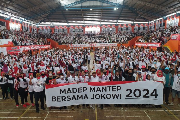 Relawan Jokowi berkumpul di GOR Satria Purwokerto, Kabupaten Banyumas, Jawa Tengah, Minggu (27/3/2022).