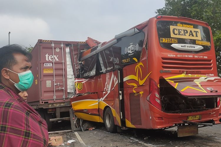 Kecelakaan maut di Jalan Wates-Purworejo tepatnya di kecamatan Temon Kabupaten Kulon Progo, Daerah Istimewa Yogyakarta, pukul 03.20 WIB antara Bus Sugeng Rahayu Jurusan Surabaya-Bandung dengan truk kontainer. Dua tewas dan tiga luka ringan maupun serius dalam kecelakaan ini.