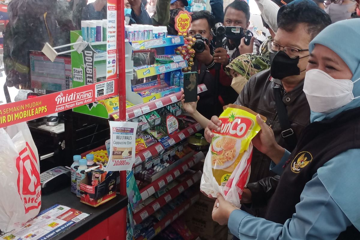 Gubernur Jawa Timur Khofifah Indar Parawansa memberikan minyak goreng gratis di Alfamidi Jalan Raya Dieng pada Jumat (21/1/2022).