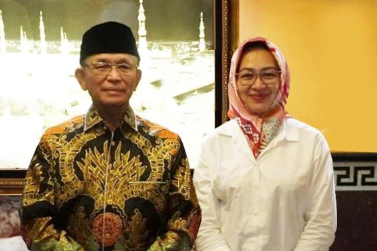 Bakal Calon gubernur Banten Airin Rachmi Diany bersilaturahmi dengan mantan Bupati Serang Ahmad Taufik Nuriman (ATN) di kediaman ATN, Serang, Banten, Senin (12/6/2023). 
