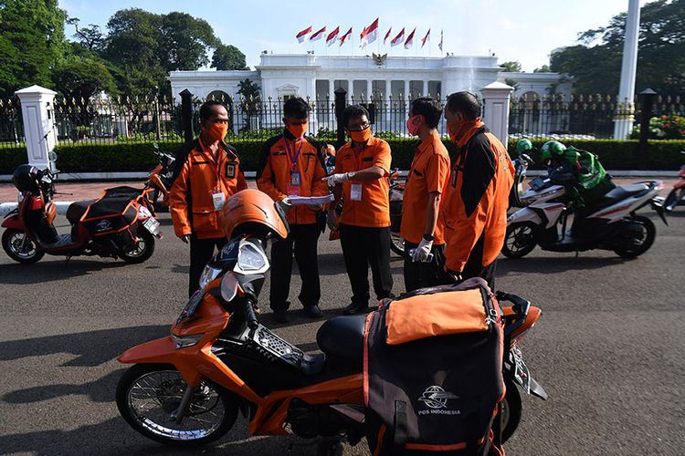 Sejumlah pegawai PT POS Indonesia (Persero) 