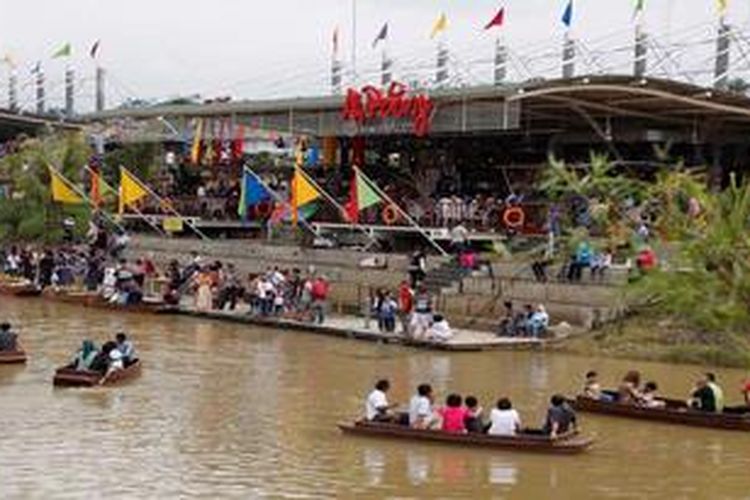 Suasana wisata perahu dan  restoran apung, Ah Poong, Sentul City, Bogor, Kamis (24/1/2013).
