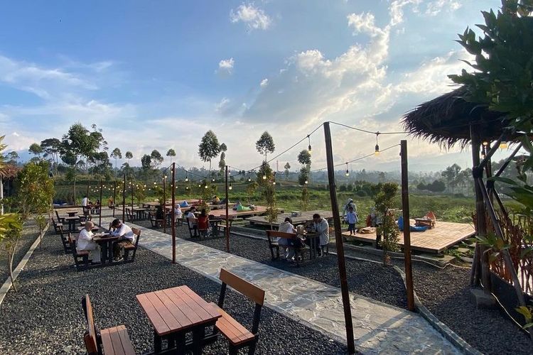 Buana Life, restoran di Pangalengan, Bandung yang mengusung konsep rumah adat Papua
