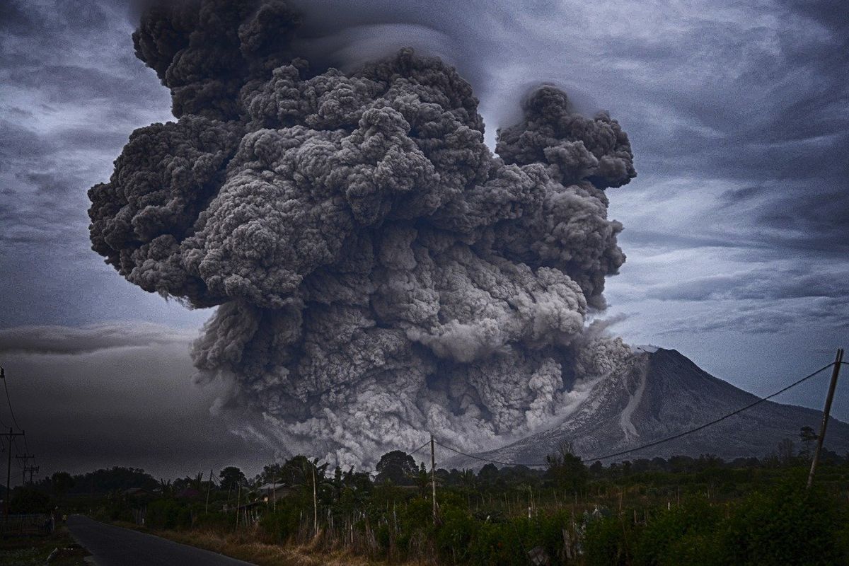 Ilustrasi erupsi gunung berapi yang menyebabkan gempa vulkanik di Indonesia