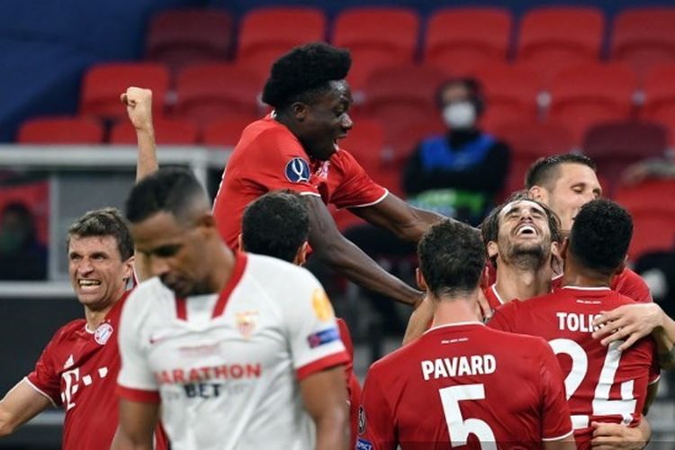 Pemain Bayern Munich merayakan gol Javi Martinez ke gawang Sevilla di Piala Super Eropa 2020.