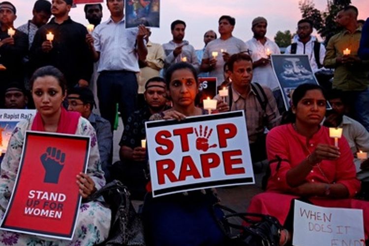 Aksi yang memprotes pengusutankasus terhadap pemerkosaan dan pembunuhan anak 8 tahun di India Gate, New Delhi.