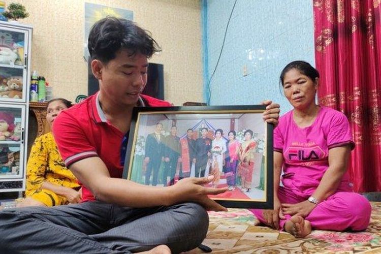 Suami dari Ripa Nanda Damanik, korban yang meninggal dunia akibat diduga kelalaian medis saat menunjukkan foto korban, Selasa (18/5/2021).( 