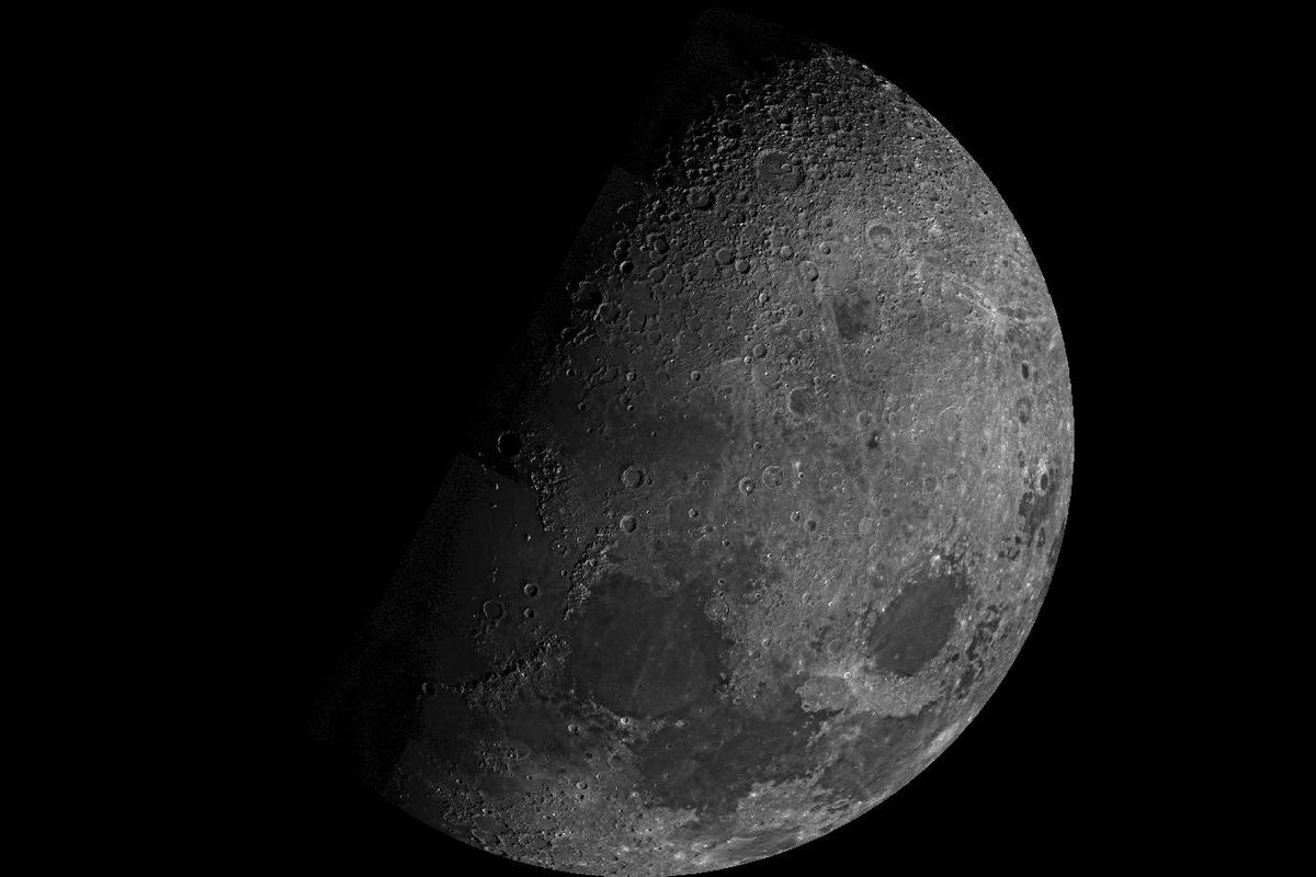 Penampakan permukaan Bulan yang diambil dari NASA Mariner 10 pada tahun 1973.