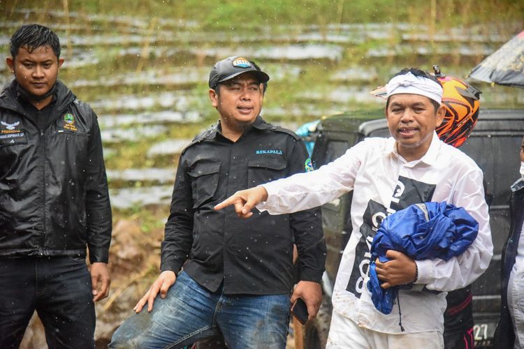 Anggota DPR Dedi Mulyadi sempat dicegat banjir di Garut selatan saat mengok santriwati korban pencabulan guru pesantren, Sabtu (11/12/2021).