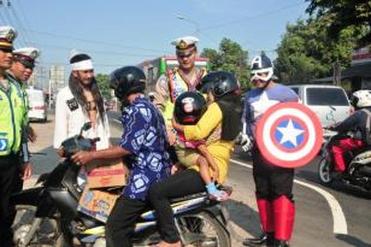 Satuan Lalu Lintas Polres Jember, Jawa Timur, melibatkan Superhero Captain America, untuk ikut mengatur dan mensosialisasikan tertib lalu lintas, Rabu (16/9/2015).