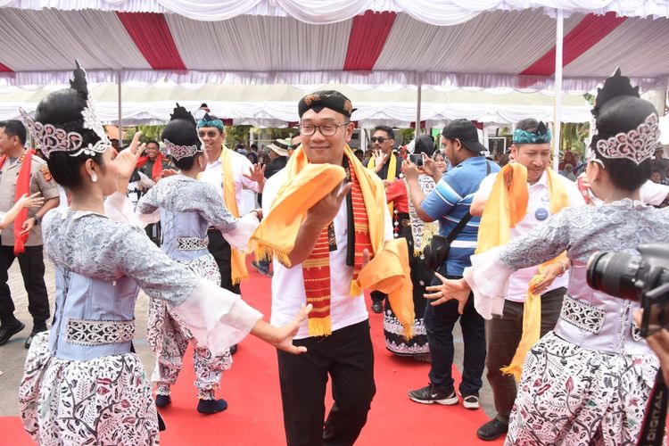 Gubernur Jawa Barat menari di acara Riksa Budaya di Indramayu, Rabu (11/12/2019).