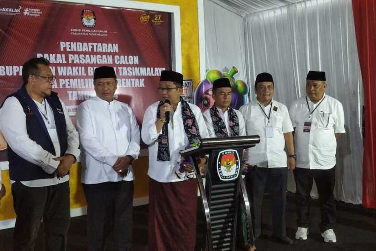 Pasangan bakal calon petahana Ade Sugianto-Iip Miftahul Paos, mendaftarkan diri terakhir sebagai calon kepala daerah ke KPU Kabupaten Tasikmalaya, Jawa Barat, Kamis (29/8/2024).