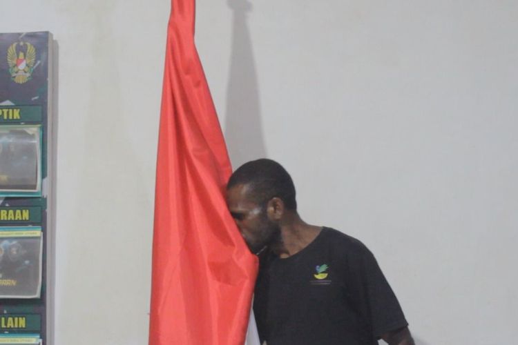 JS dari kelompok OPM Kodap IV Sorong Raya saat mencium Bendera Merah Putih Minggu (05/5/2024)
