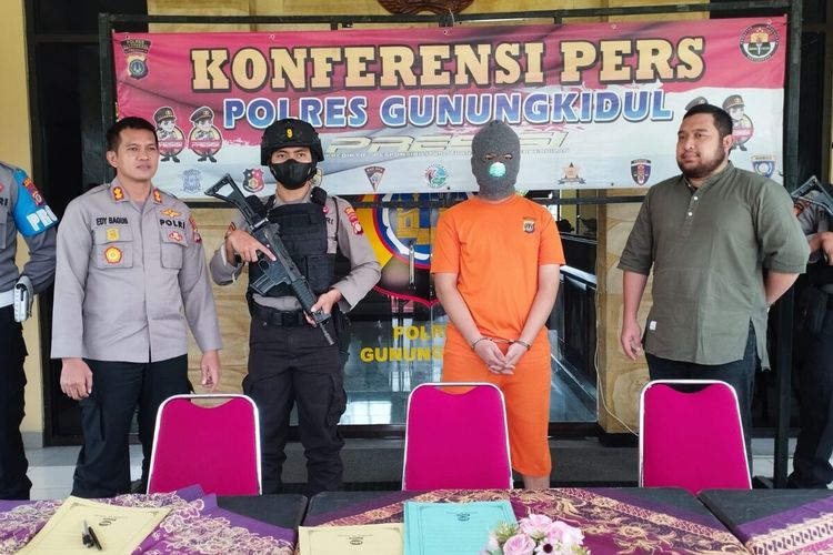 Kapolres Gunungkidul AKBP Edy Bagus Sumanti saat menunjukkan PDD (tengah baju oranye) tersangka kasus dugaan penipuan masuk Angkasapura 1 di Mapolres Gunungkidul Selasa (3/1/2022)