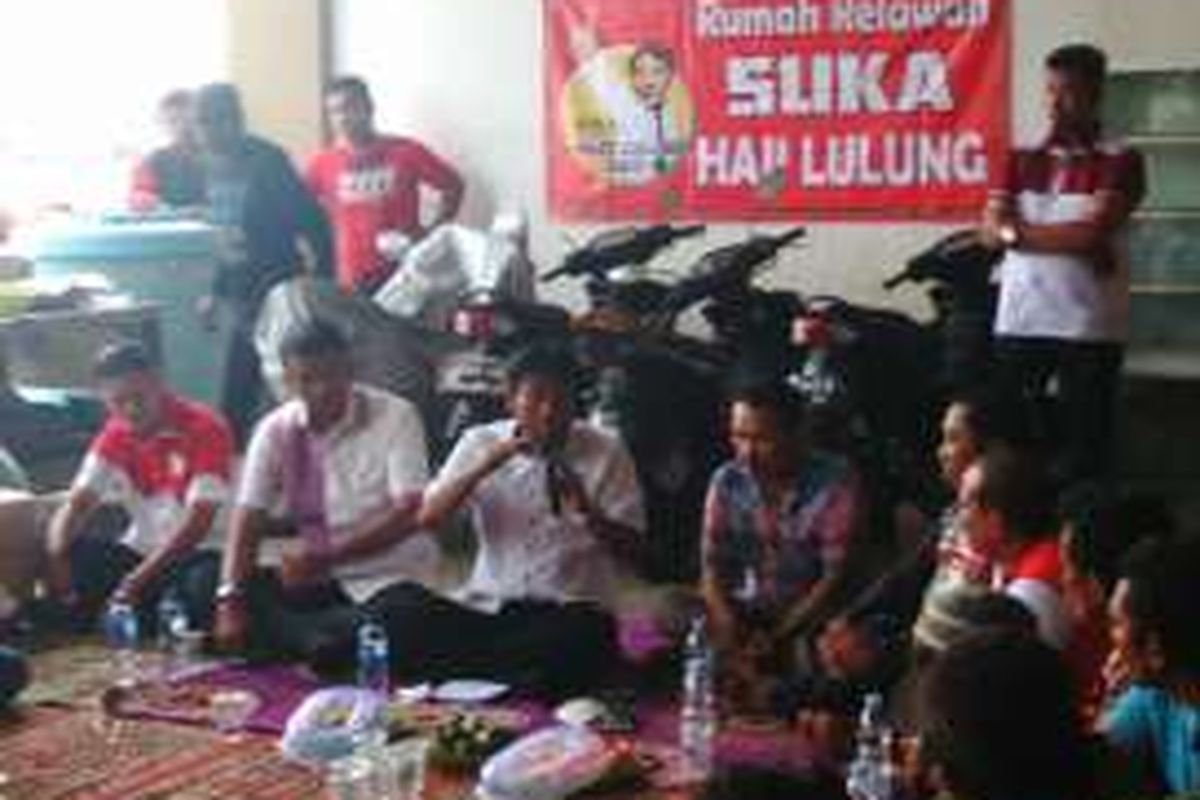 Wakil Ketua DPRD DKI Jakarta Abraham Lulung Lunggana mendengar keluhan Rusun Muara Baru di Penjaringan, Jakarta Utara. Minggu (22/5/2016)