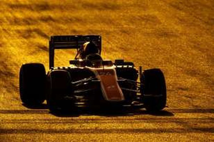 Pebalap Manor Racing asal Jerman, Pascal Wehrlein, memacu MRT05 pada tes pertama Formula 1 2016 di Sirkuit de Barcelona-Catalunya, Selasa (23/2/2016).