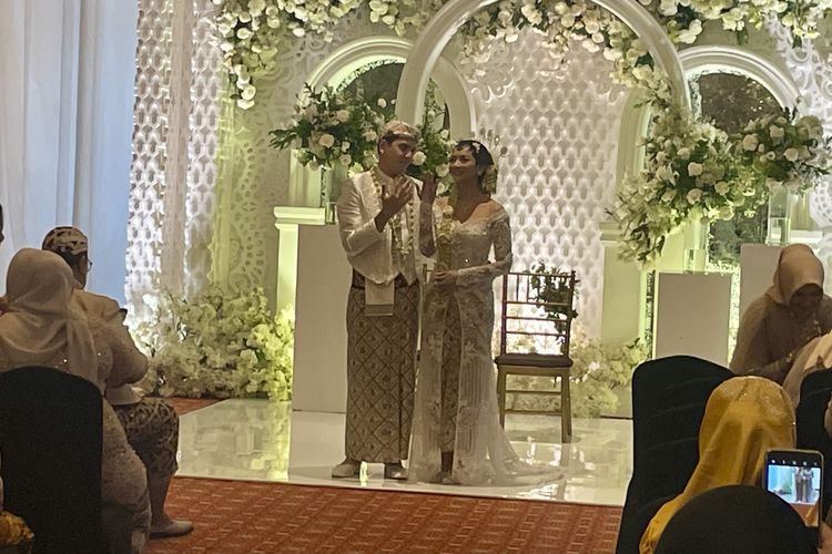 Glenca Chysara dan Rendi Jhon resmi menjadi pasangan suami istri setelah akad pernikahan yang digelar di Hotel Ritz-Carlton Jakarta, Kuningan, Jakarta Selatan Minggu (20/11/2022).