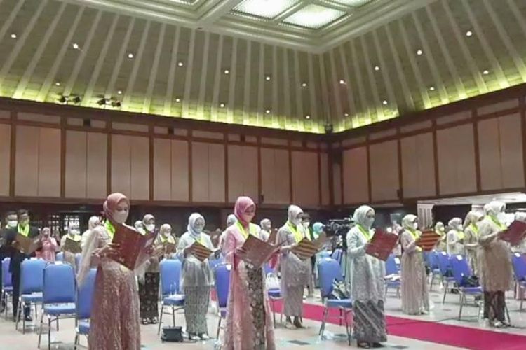 Fakultas Ilmu Keperawatan UMJ menggelar seremoni angkat sumpah lulusan Prodi Profesi Ners dan Diploma III Keperawatan di Gedung Pewayangan TMII Jakarta (9/2/2022).
