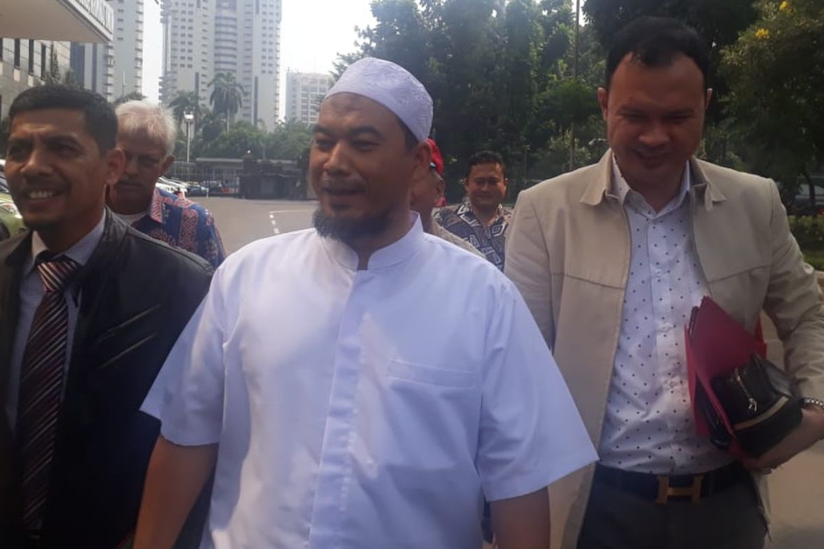 Ustaz Ansufri Idrus Sambo atau Ustaz Sambo, Senin (27/5/2019), memenuhi panggilan penyidik Ditreskrimum Polda Metro Jaya untuk dimintai keterangan sebagai saksi kasus makar tersangka Eggi Sudjana.