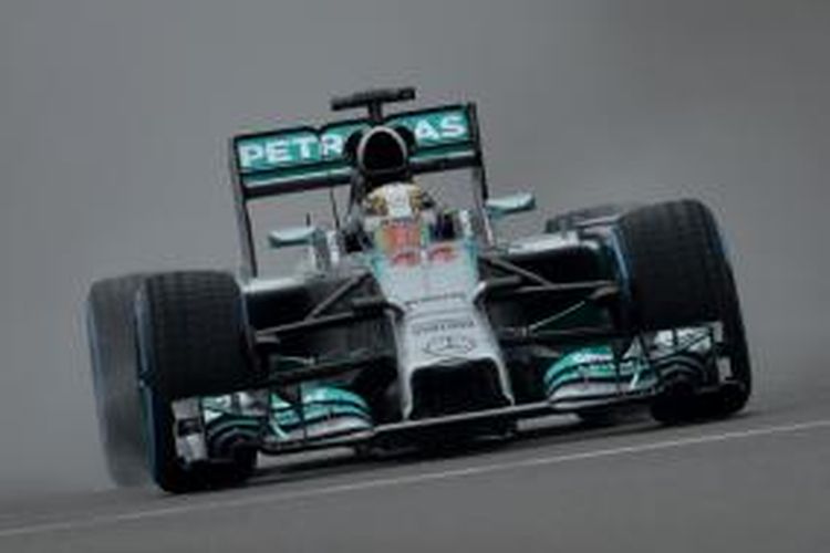 Pebalap Mercedes asal Inggris, Lewis Hamilton, melaju di Sirkuit Internasional Shanghai pada sesi latihan ketiga GP China, Sabtu (19/4/2014).