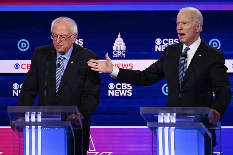 Senator Vermont Bernie Sanders (kiri) dan mantan Wakil Presiden Joe Biden