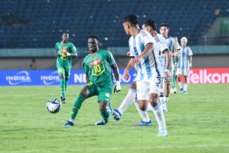 Pemain Timnas Senegal U17 Amara Diouf disebut-sebut sebagai titisan Sadio Mane. Amara tampil impresif dalam pertandingan pertama Grup D Piala Dunia 2023 Indonesia antara Argentina vs Senegal, Sabtu (11/11/2023) di Stadion Si Jalak Harupat, Soreang, Kabupaten Bandung. 