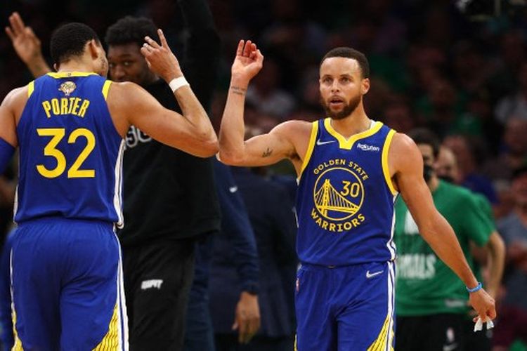 Stephen Curry (kanan) melakukan selebrasi di tengah gim keenam Final NBA 2022 yang mempertemukan Boston Celtics vs Golden State Warriors di TD Garden, Jumat (17/6/2022) pagi WIB. Golden State Warriors keluar sebagai juara NBA 2021-2022 seusai menumbangkan Celtics 4-2.