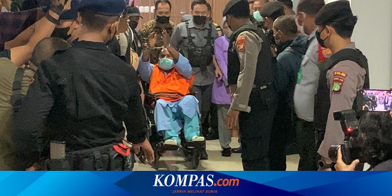 Saat Lukas Enembe "Pamer" Tangan Diborgol hingga Acungkan Jempol...