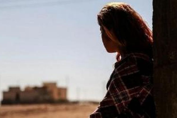 Seorang gadis Yazidi yang berhasil melarikan diri dari kaum militan ISIS. Namun ia sangat terluka oleh penderitaan yang dialaminya.
